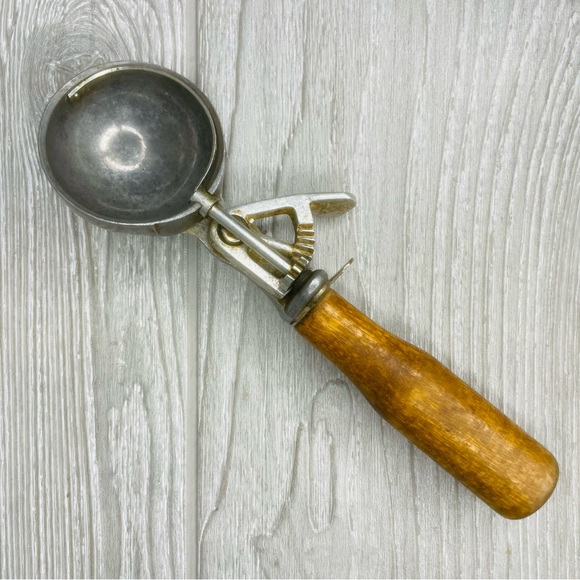 Vintage metal and wood ice cream scooper can be used it as decoration’s kitchen - Picture 7 of 8